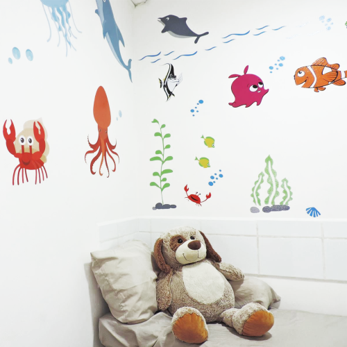 Sala pediátrica con ambientación infantil