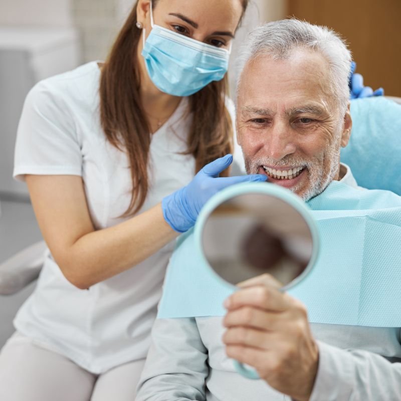 Paciente admirando su nueva sonrisa en el Centro Dental San Lucas